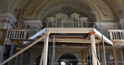 Bővítik a karzatot